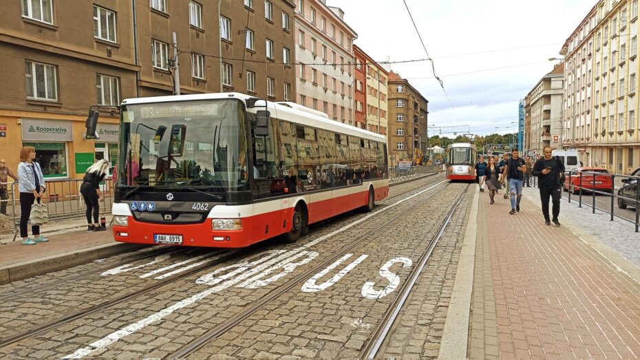 Nově vyznačený buspruh v Seifertově ulici slouží páteřní autobusové lince 135 na cestě z Vinohrad na Florenc.