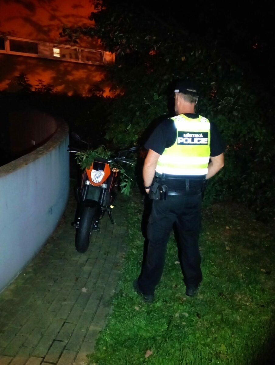 Hlídka strážníků v Božanovské ulici nalezla, na základě oznámení, motocykl zakrytý větvemi.