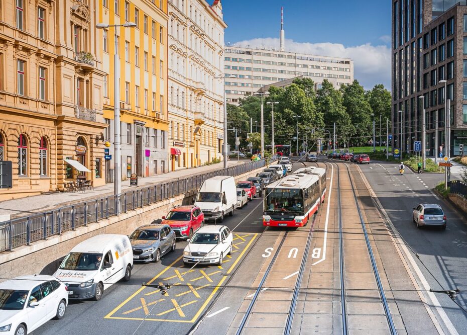 Spolu s rekonstrukcemi sítí v ulici Jana Želivského a s rozšířením nástupního ostrůvku tramvajové zastávky Biskupcova byla nově umožněna jízda páteřní autobusové linky 133 po tramvajových kolejích přes zastávky Biskupcova.