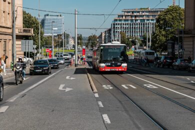 Nový buspruh na tramvajových kolejích ve Svatovítské ulici umožňuje objet obvyklé kolony i ve směru na Prašný most.