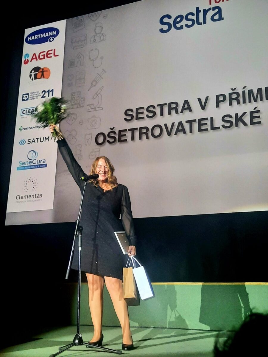 Vítězství v soutěži Sestra roku 2023 získala vrchní sestra Fakultní Thomayerovy nemocnice Karolína Vaicová.