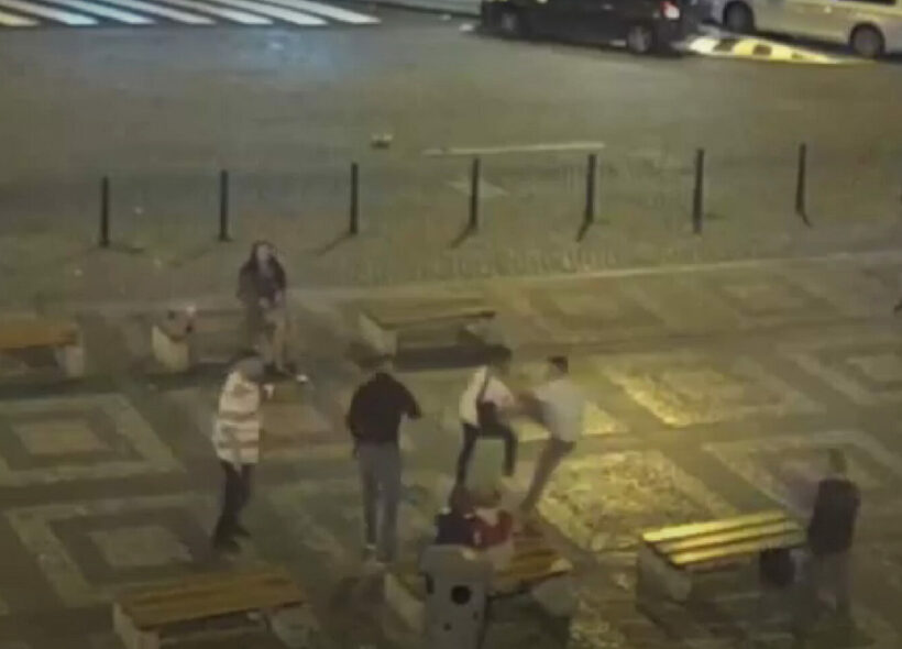 Podnapilý Muž slovně obtěžoval ženy sedící na lavičce na Václavském náměstí, mladí muži ho naštěstí odzbrojili.