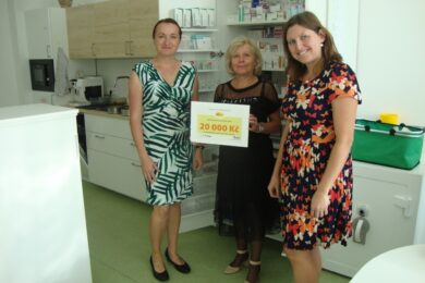 Nadační fond Umění doprovázet předal finanční dar Domácímu hospici Sdílení v Telči.
