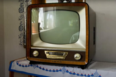 Starý televizor potřebuje skoro 90letá seniorka každý den k životu.