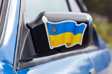Vozidla s ukrajinskou SPZ se budou v ČR registrovat.