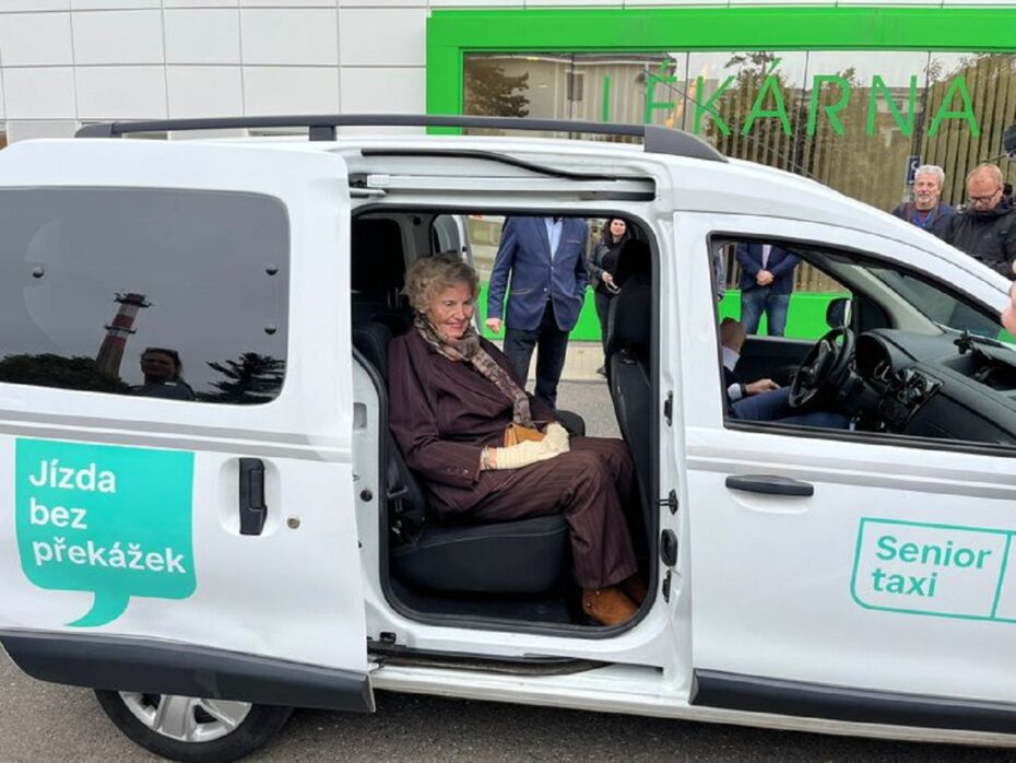 Seniorům se v městském taxíku dobře sedí a oceňují jeho flexibilitu.