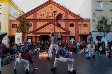 Na jejím zahájení v Divadle BRAVO! se představili stálí, ale i noví hosté a hlavně domácí novocirkusová skupina Losers Cirque Company.