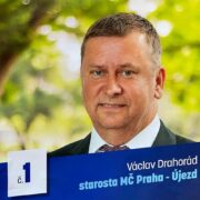 Starosta Újezda Václav Drahorád má strach ze zvýšení daně z nemovitosti. "Lidem se zase přihorší. Nesouhlasím s tím," uvedl starosta na sněmu.  