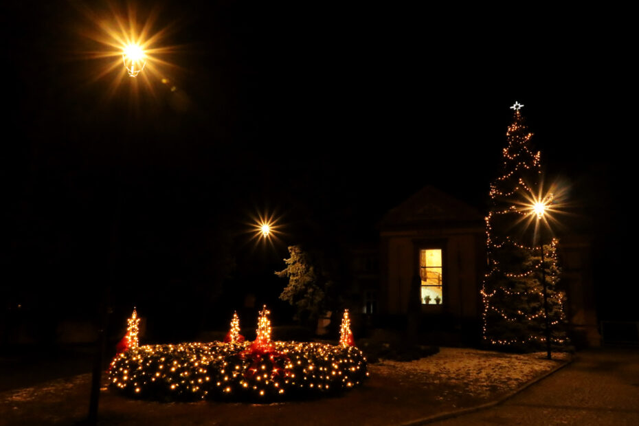 Ozdobené už jsou 3D dekory vánočního osvětlení v Čakovicích.