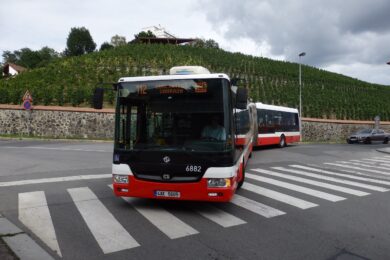 Omezení dopravy v Trojské ulici v Praze 7 se dotkne i autobusové linky 112 (fotografie před konečnou zastávkou Zoologická zahrada).