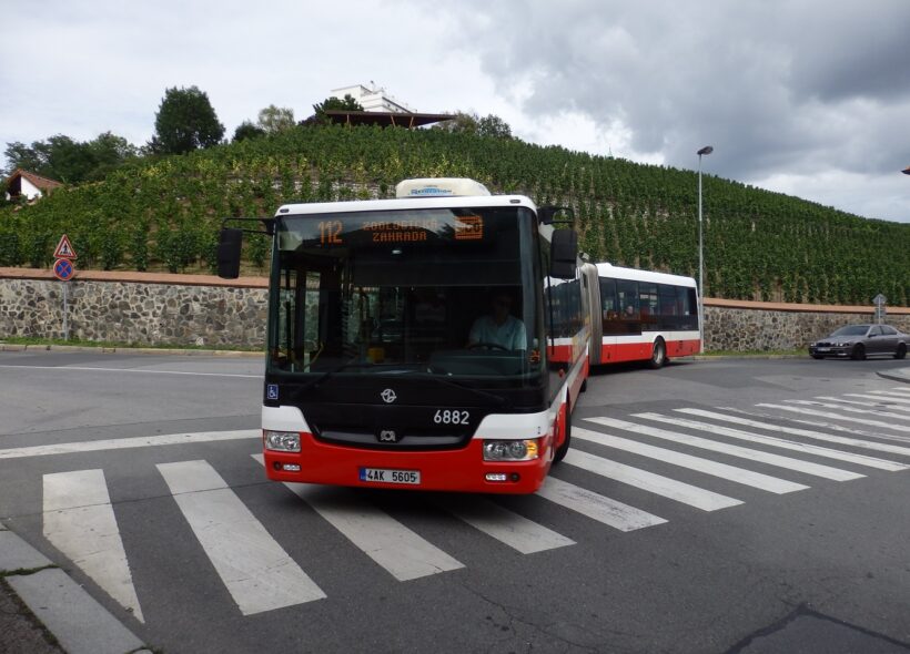 Omezení dopravy v Trojské ulici v Praze 7 se dotkne i autobusové linky 112 (fotografie před konečnou zastávkou Zoologická zahrada).