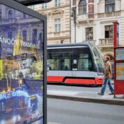 Na vybraných pražských zastávkách MHD bude na LCD panelech promítán ve smyčce video obsah z Městského informačního kanálu.