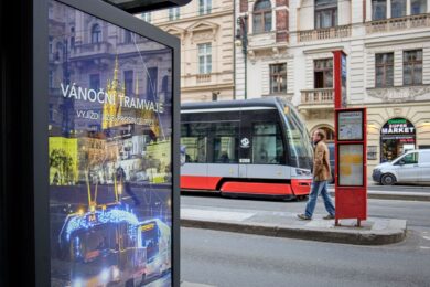 Na vybraných pražských zastávkách MHD bude na LCD panelech promítán ve smyčce video obsah z Městského informačního kanálu.