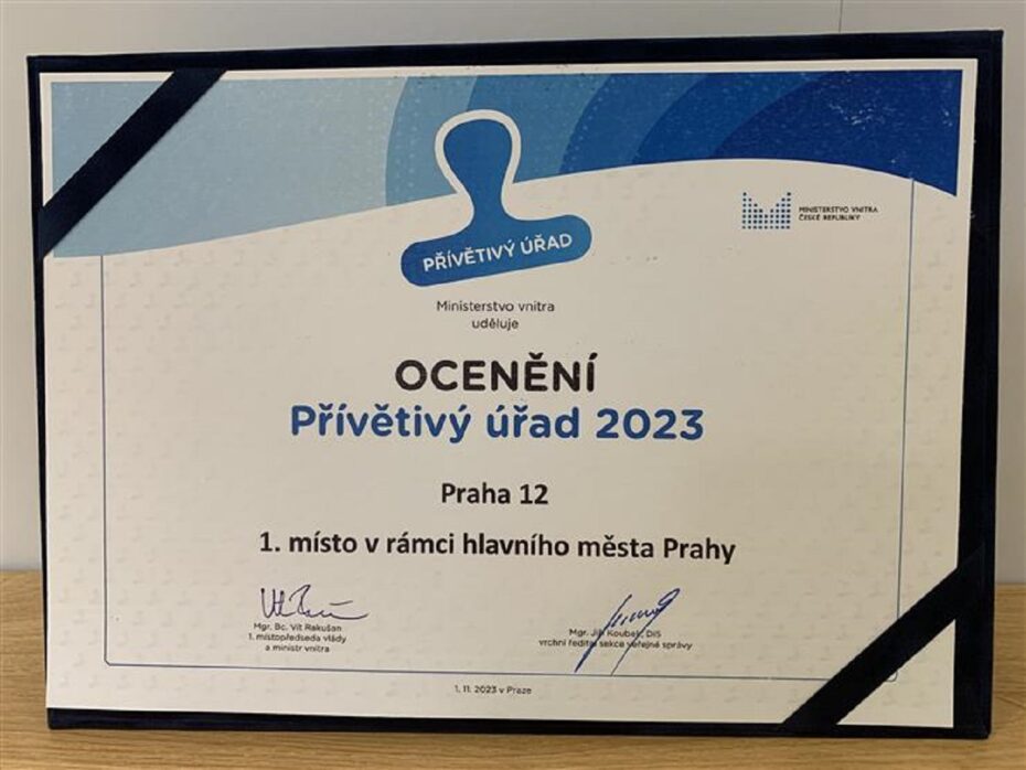 Diplom za vítězství v soutěži Přívětivý úřad 2023, který získal úřad Prahy 12.