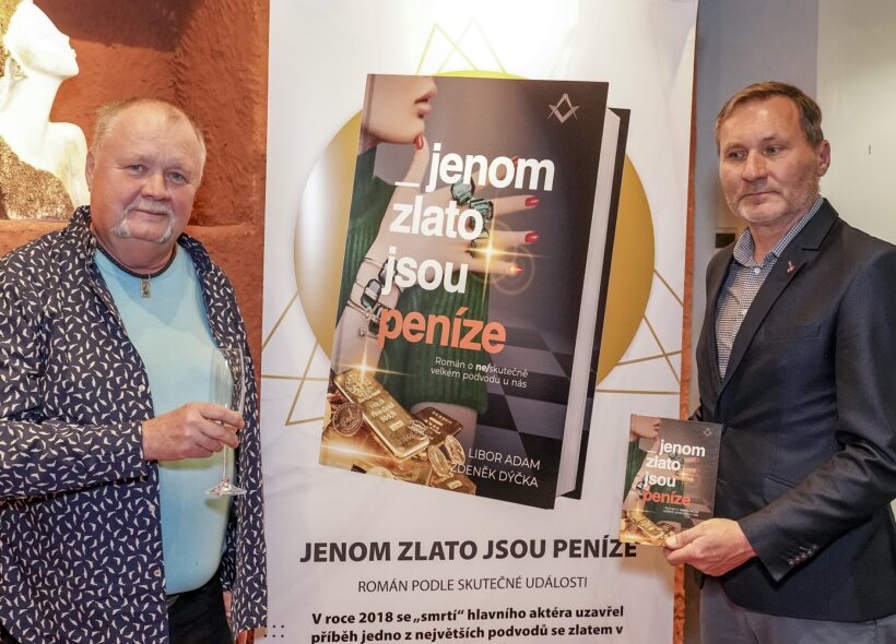 Autoři knihy Jenom zlato jsou peníze Zdeněk Dyčka (vlevo) a Libor Adam na knižním křtu své knihy.