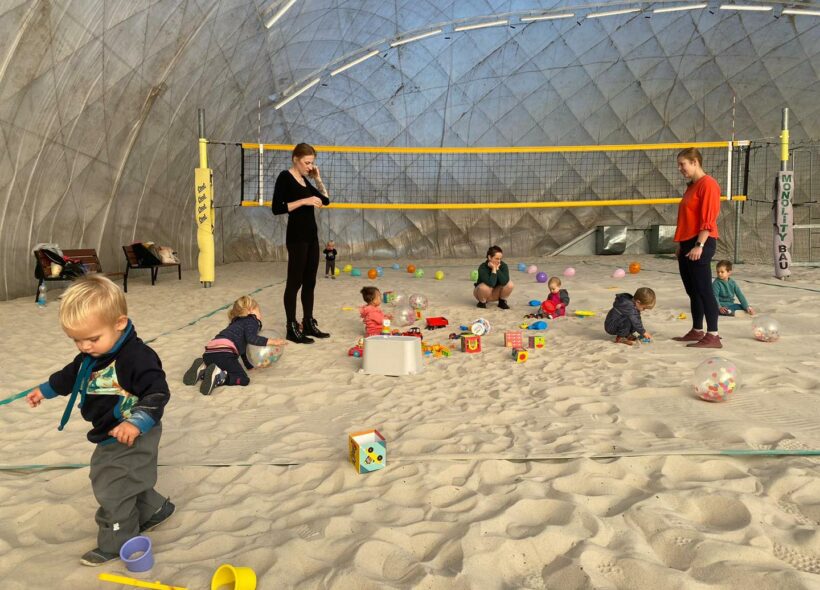 V Praze 8 je největší kryté pískoviště v hlavním městě - v Beachklubu Ládví.