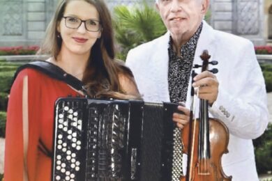 Světoznámý houslista Jaroslav Svěcený zahraje za doprovodu akordeonistky Markéty Laštovičkové pro Nadační fond Umění doprovázet, který již sedmnáct let podporuje české hospice.