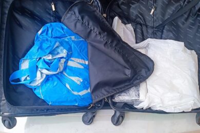 Ve dvojitém dně kufru našli celníci pod osobními věcmi ukryté více než dva kilogramy omamné látky (2318 gramů včetně obalu).
