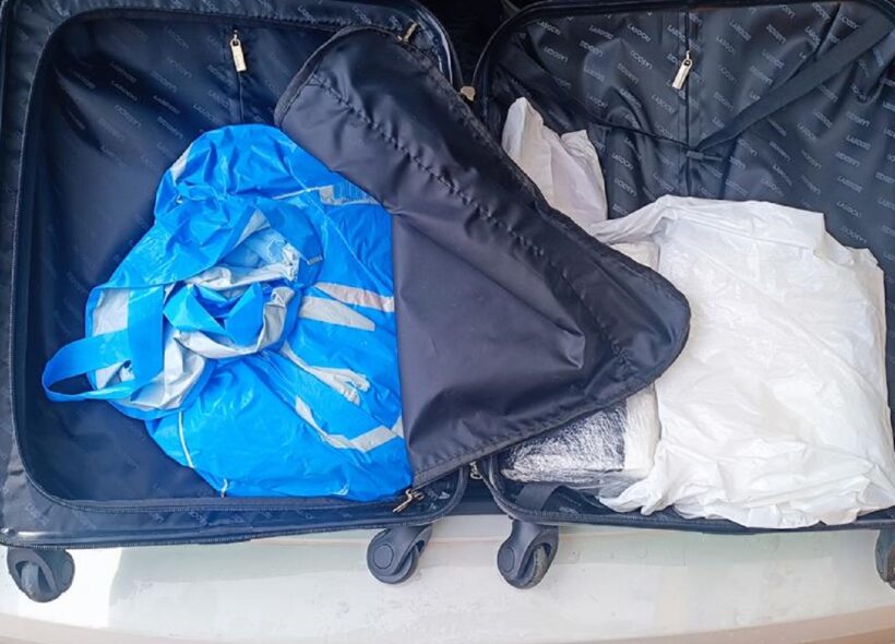 Ve dvojitém dně kufru našli celníci pod osobními věcmi ukryté více než dva kilogramy omamné látky (2318 gramů včetně obalu).