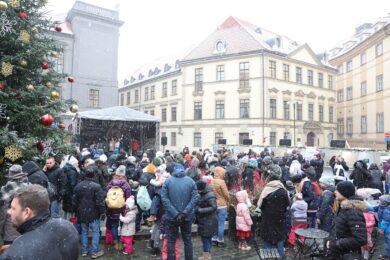 V pátek 1. prosince 2023 byly opět po roce za účasti představitelů hlavního města zahájeny vánoční trhy na Mariánském náměstí v Praze 1.