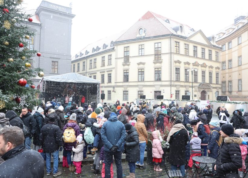 V pátek 1. prosince 2023 byly opět po roce za účasti představitelů hlavního města zahájeny vánoční trhy na Mariánském náměstí v Praze 1.