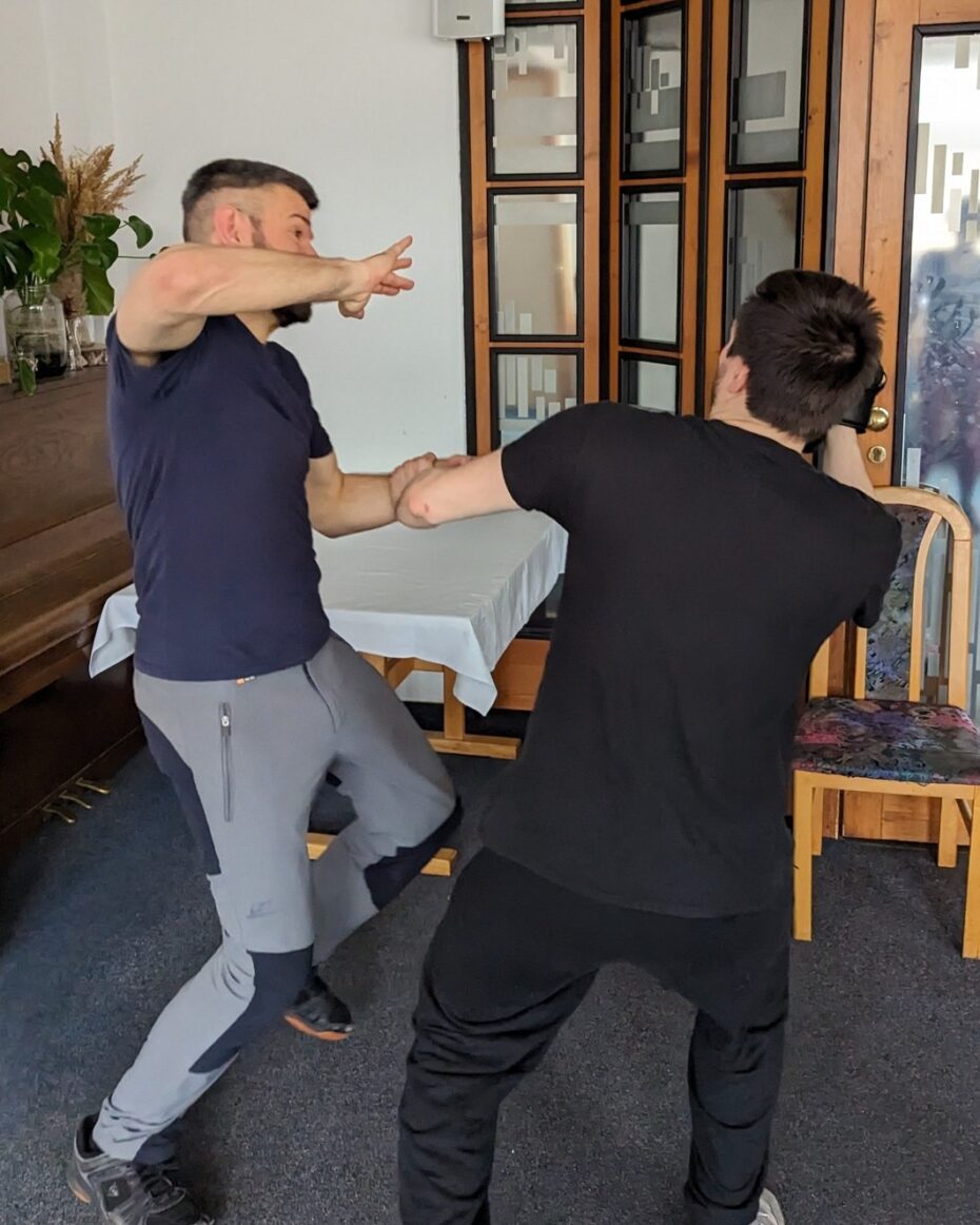 Teroristický útok na Universitě Karlově otevřel diskusi, jak je veřejnost proti masovým vrahům chráněna. Ubránit se musí každý sám. Pravidla sebeobrany mohou pomoci.   