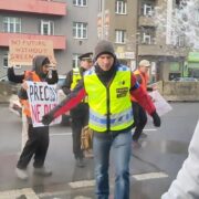 Blokáda pražské magistrály skončila studenou sprškou. Na snímku je jeden z pachatelů Pavel Pešan, místopředseda pražských Svobodných.  