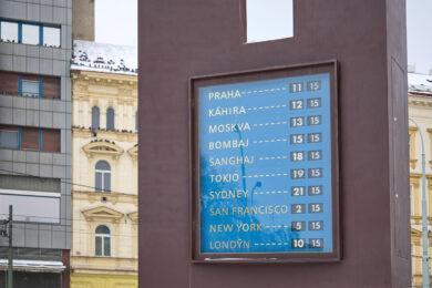 Unikátní dvanáctimetrové veřejné hodiny jsou po kompletní renovaci zpět na Florenci a znovu ukazují čas v Praze i desítce světových metropolí. 
