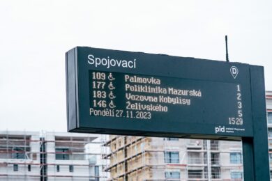 I na autobusové zastávce Spojovací mohou cestující sledovat aktuální čas odjezdů na digitálním panelu.