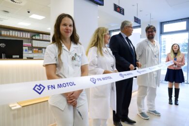Nemocniční lékárna Fakultní nemocnice v Motole dnes otevřela nové oddělení výdeje léčiv v atriu budovy ředitelství, v těsné blízkosti vstupu do stanice metra A. 