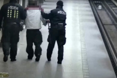 Když probouzeli strážníci opilého mladíka na lavičce ve stanici metra Želivského, netušili, že za ním pak poběží.