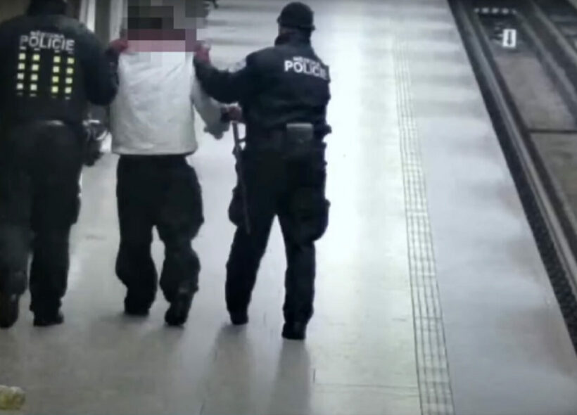 Když probouzeli strážníci opilého mladíka na lavičce ve stanici metra Želivského, netušili, že za ním pak poběží.