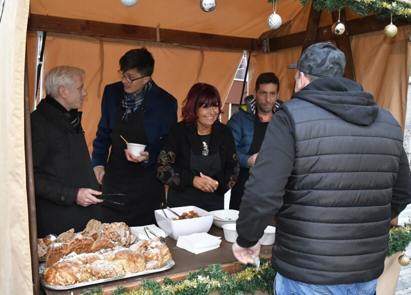 Na stánku v Braníku rybí polévku a vánočku rozdávala 1. místostarostka Irena Michalcová a radní Petr Tomáš Opletal, Radek Lacko a Tomáš Hrdinka. 