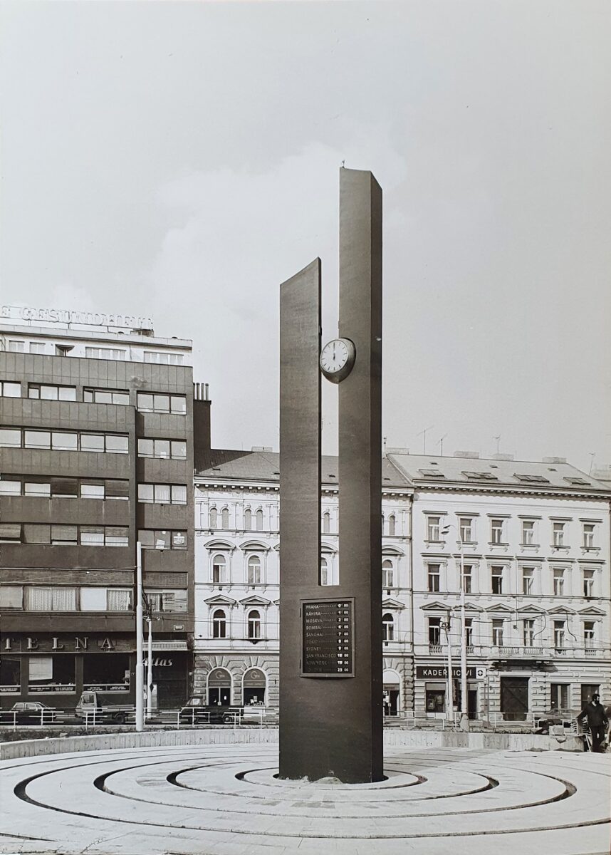 Ikonická plastika akademického sochaře Rudolfa Svobody z roku 1985 s kulovými hodinami a tabulí světového času dominovala prostranství u stanice metra Florenc do léta 2020.