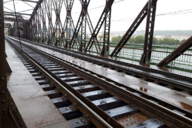 Aktuální stav železničního mostu na Výtoni. 