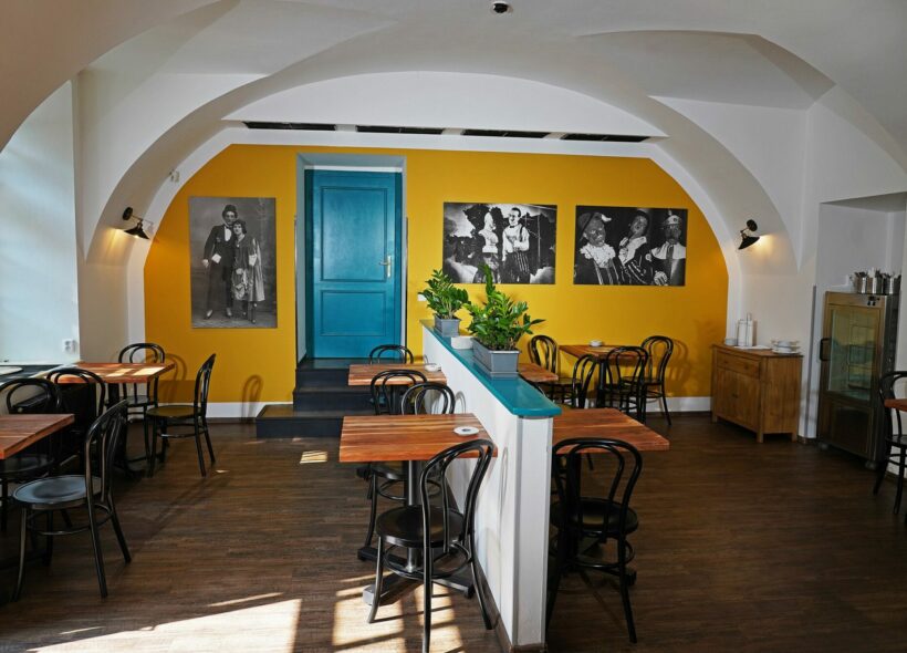 Interiér restaurace je propojen s Divadlem Na Jezerce například i historickými fotografiemi.