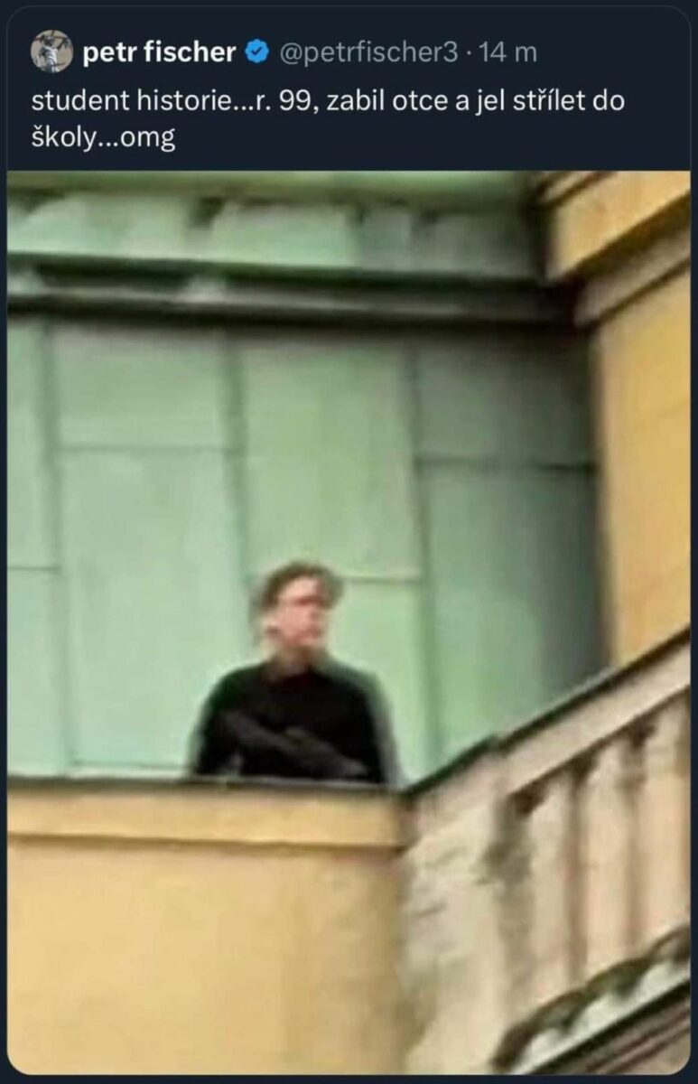 Střelec David Kozák na střeše vysoké školy při střelbě. 