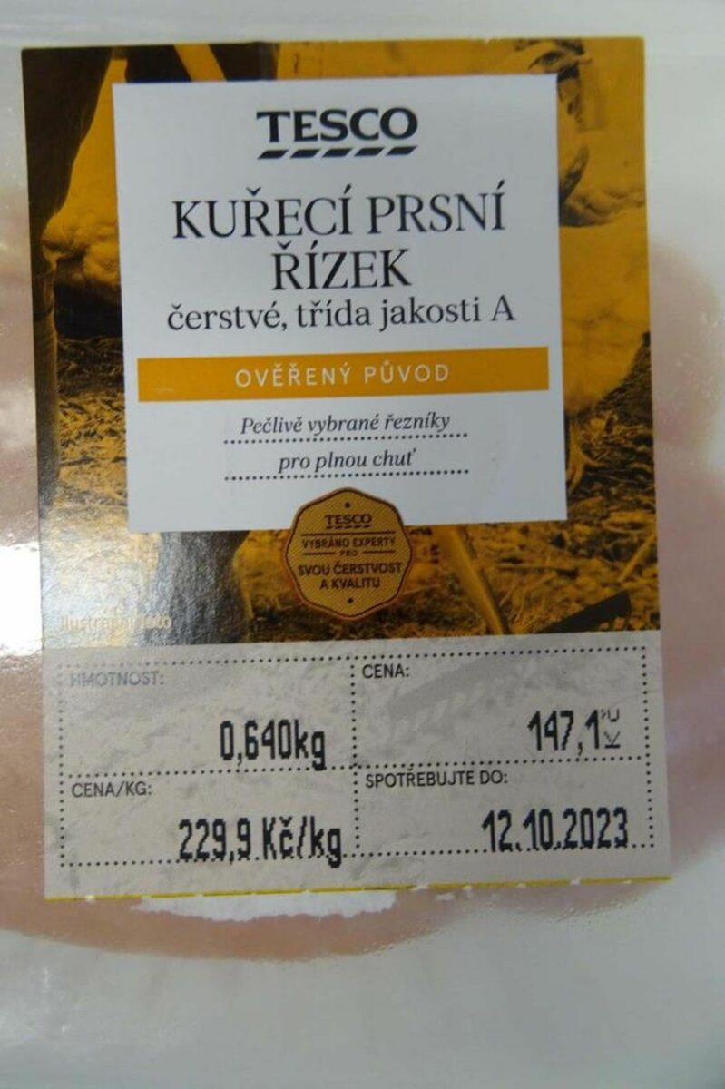 Zatímco Makro prodávalo otrávené ukrajinské kuřecí za cenu 100 Kč/kg, Tesco si navýšilo marži na 229 Kč/kg. Inspekce žádá zákazníky, aby maso okamžitě vyhodili a rozhodně nekonzumovali. Tesco dostane pokutu.