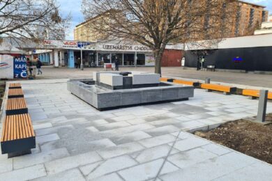 Po rekonstrukci historické fontány v centru Ládví se otevřela také odpočinková zóna v jejím okolí.