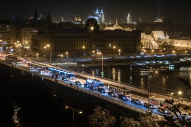 Průvod vánočních vozidel na Štefánikově mostě. 