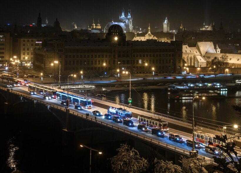 Průvod vánočních vozidel na Štefánikově mostě. 