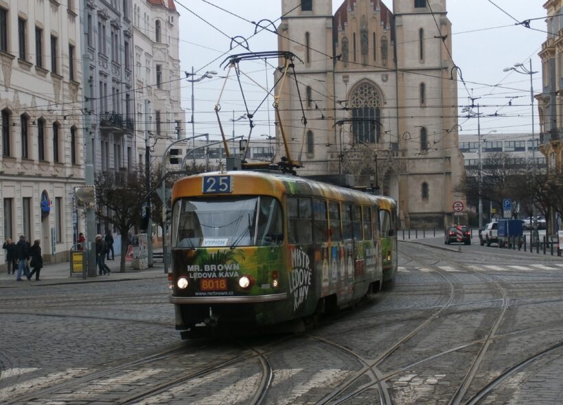 Tramvajová souprava linky 25 na Strossmayerově náměstí v Praze 7.