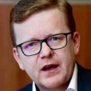 Tento muž vše rozsekne. Zakázku předraženou o 2 miliardy korun může zachránit pouze šéf UOHS Petr Mlsna. Koalice si to přeje s odkazem, že nové výběrové řízení může zakázku tak jako tak prodražit. Opozice říká, že ceny jdou naopak dolů a město ušetří. 
