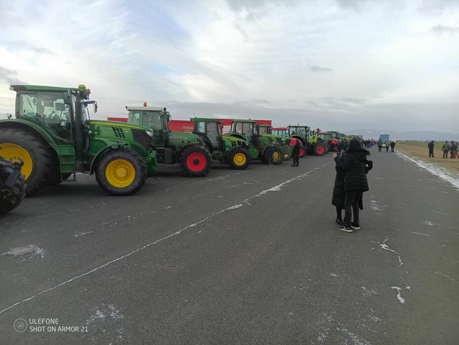 Protestní jízdy Chomutovem na hranice s Německem se účastnilo přes 120 traktorů. 