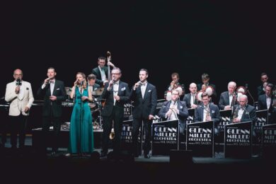 Glenn Miller Orchestra vystoupí v Česku v lednu 2024. Na fotografii zcela vlevo v bílém saku stojí jeho současný kapelník Wil Salden.