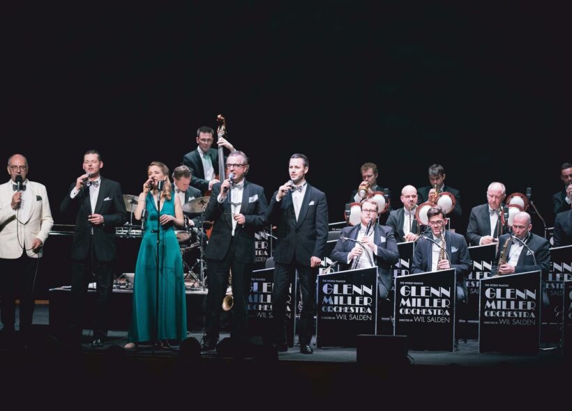 Glenn Miller Orchestra vystoupí v Česku v lednu 2024. Na fotografii zcela vlevo v bílém saku stojí jeho současný kapelník Wil Salden.