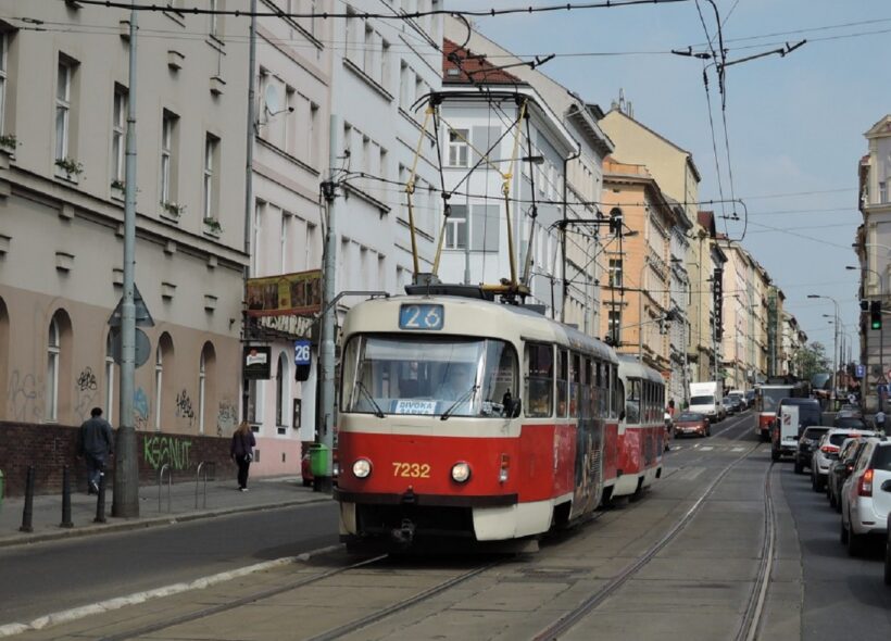 Tramvajová linka 26 sjíždí Seifertovu ulici a přijíždí do zastávky Husinecká (dnes Viktoria Žižkov).