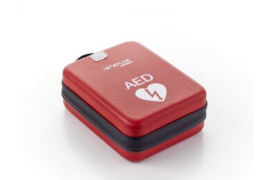 Automatický externí defibrilátor (AED) bude zachraňovat životy i na školách v Praze 8.