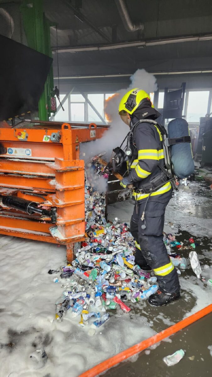 Otevření recyklační techniky na kovové nádoby po výbuchu.