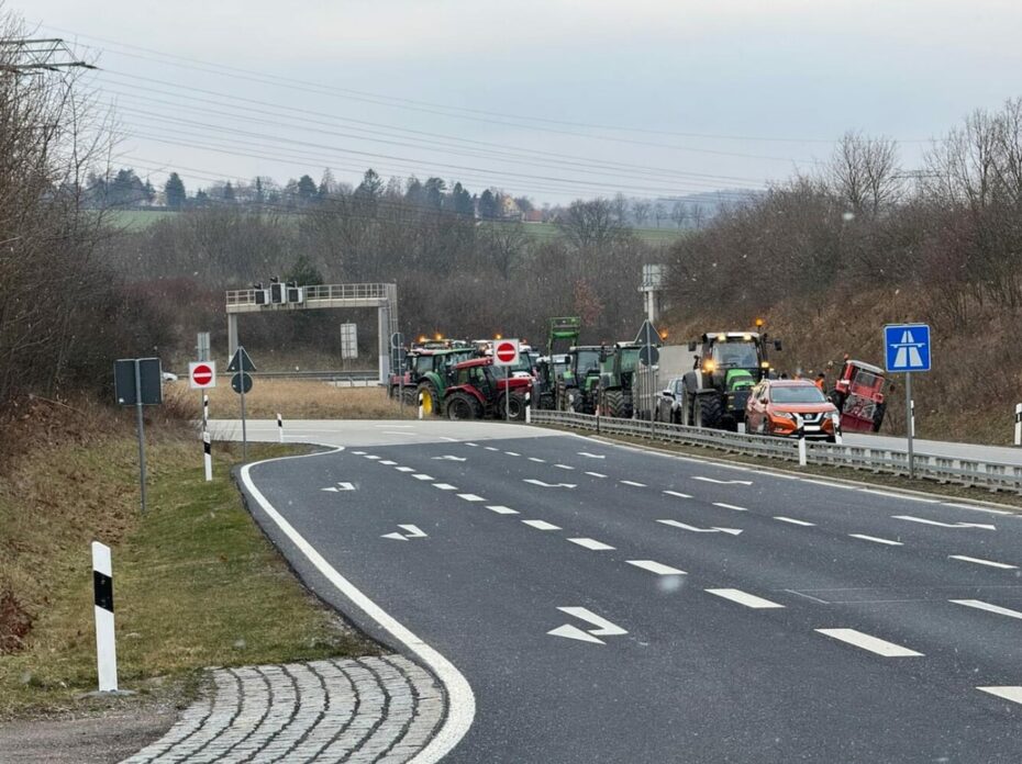 Vjezdy na německé dálnice jsou zablokovány stávkujícími. Německo je v generální stávce. 